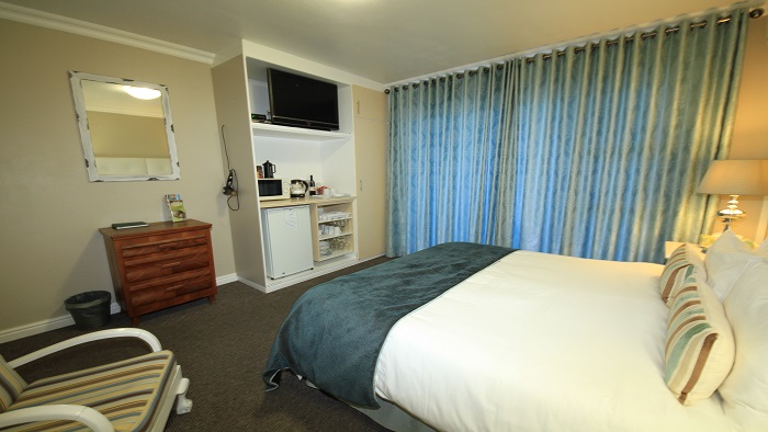 Family Room 2 – (Sleeps 4 in Queen + 2 Single)    *****Click here to view room images*****