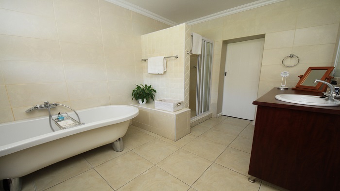 Room 1 (Sleeps 2 – King Bed)