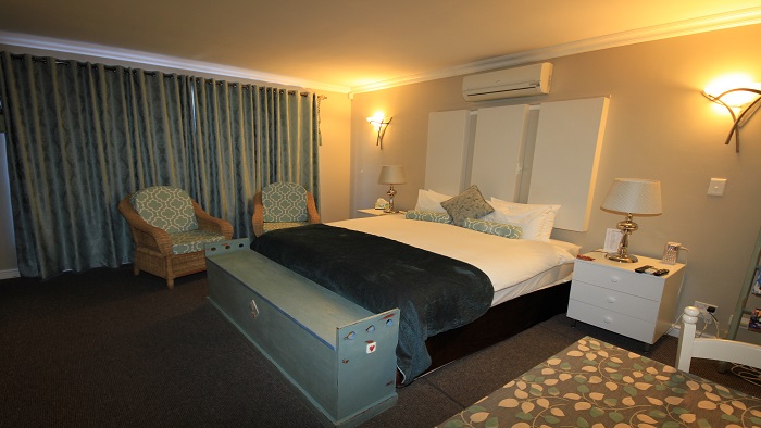 Room 1 (Sleeps 2 – King Bed)