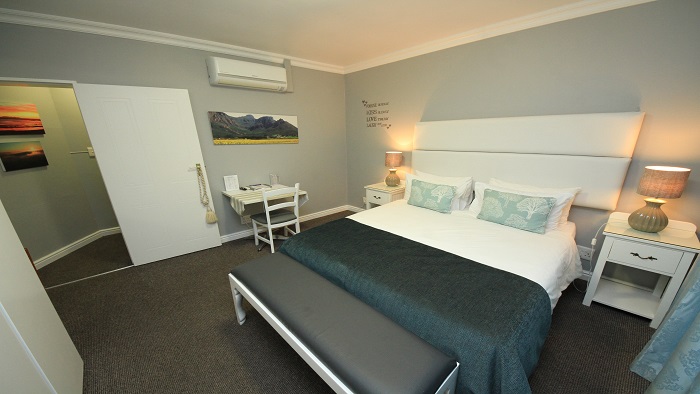 Room 3 – (Sleeps 2 – Queen Bed)